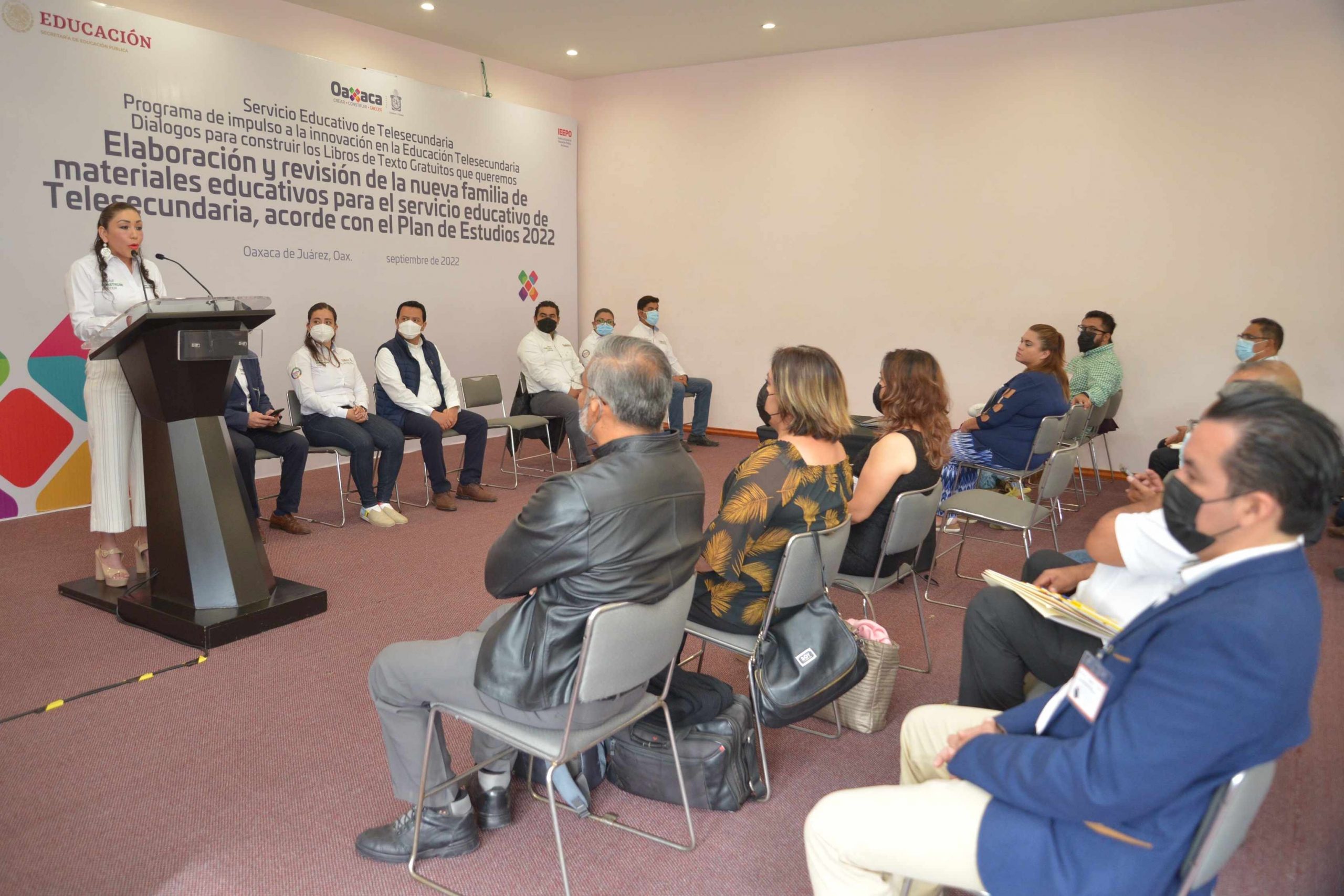 Integra el IEEPO equipo estatal de innovadores para elaboración y revisión de materiales educativos de Telesecundaria