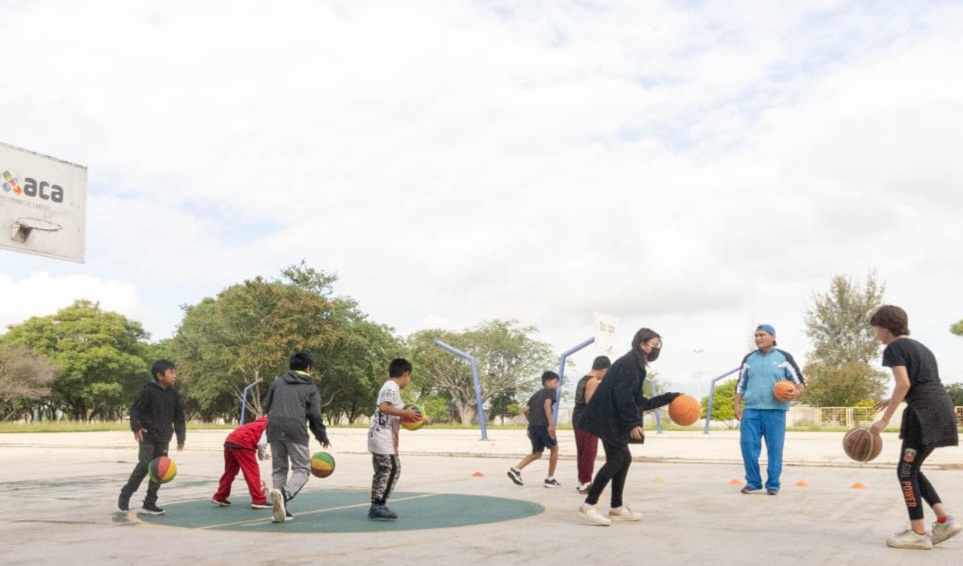 Niñas y niños disfrutan las Clases de Basquetbol gratuitas en El Tequio