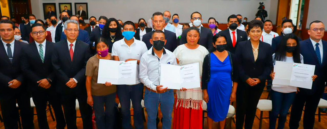 Entrega Alejandro Murat boletas de libertad a personas indígenas de escasos recursos