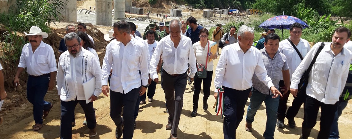 Supervisan AMH y AMLO trabajos de construcción de la autopista Oaxaca- Costa