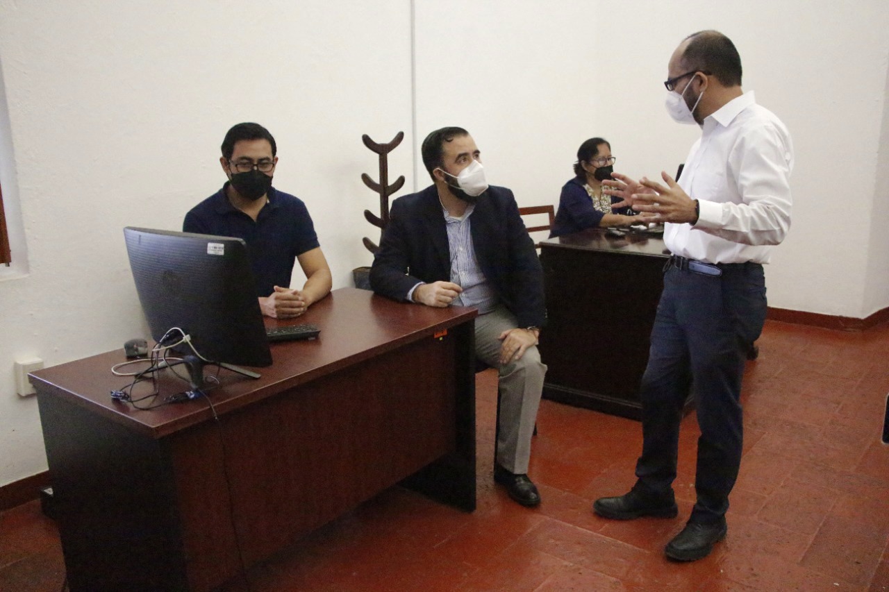 Cónsul General de Guatemala constata el trabajo de la Casa de la Cultura Oaxaqueña