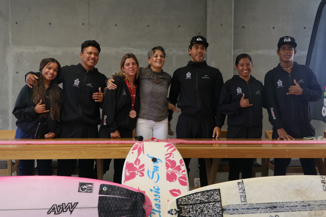Surfistas oaxaqueños seleccionados nacionales estuvieron en el Incude Oaxaca antes irse al Mundial de la especialidad