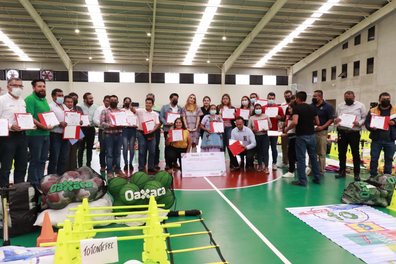 El Incude Oaxaca entrega material deportivo a municipios y deportistas