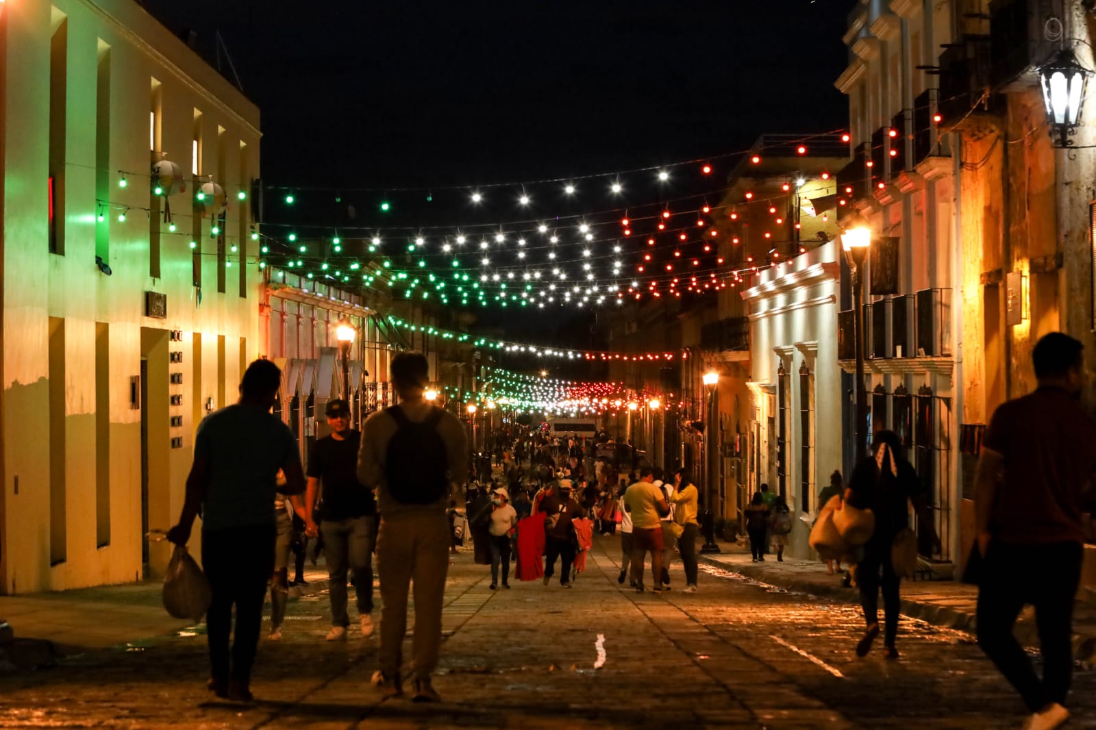 Administración ilumina con luces tricolor el zócalo y andador durante el mes patrio