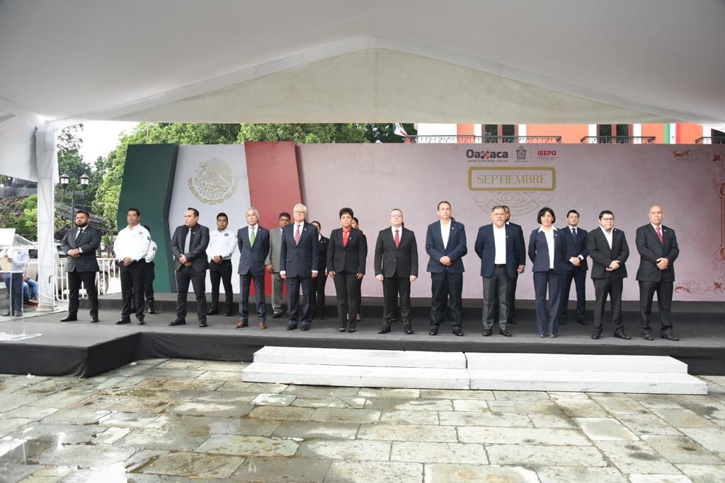 Encabeza Dalia Baños Noyola ceremonia de izamiento del Lábaro Patrio en la Alameda de León