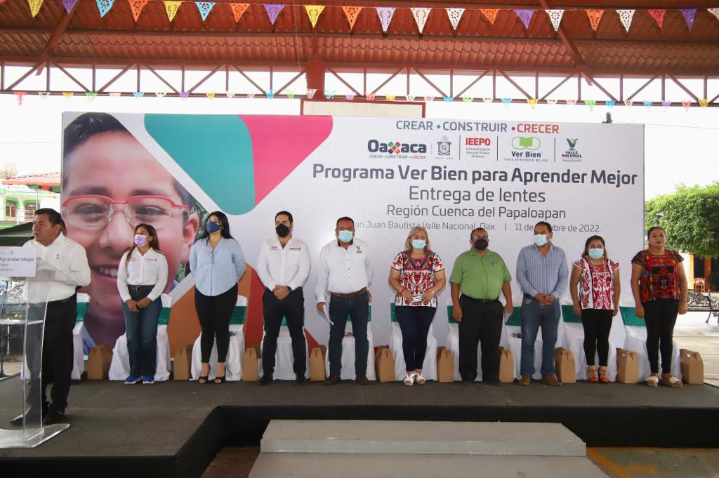 Entrega el IEEPO anteojos del programa Ver Bien para  Aprender Mejor a mil 241 estudiantes de la Cuenca