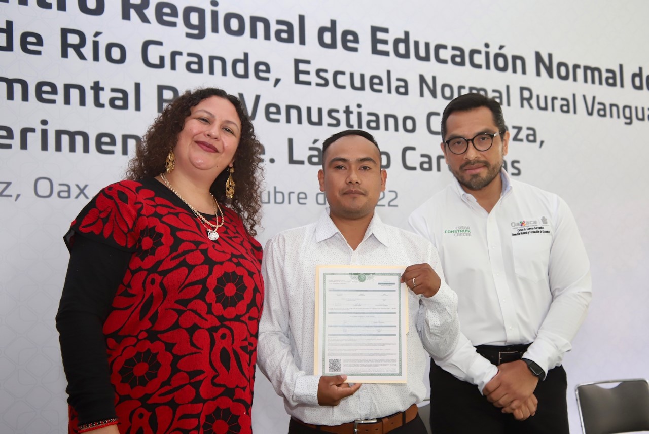 Realiza el IEEPO entrega de 555 títulos profesionales a egresados de Escuelas Normales y de la UPN
