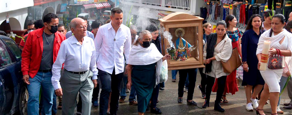 Visita Alejandro Murat Santa Catarina Juquila junto a creadores de la escultura mariana que será obsequiada al Vaticano