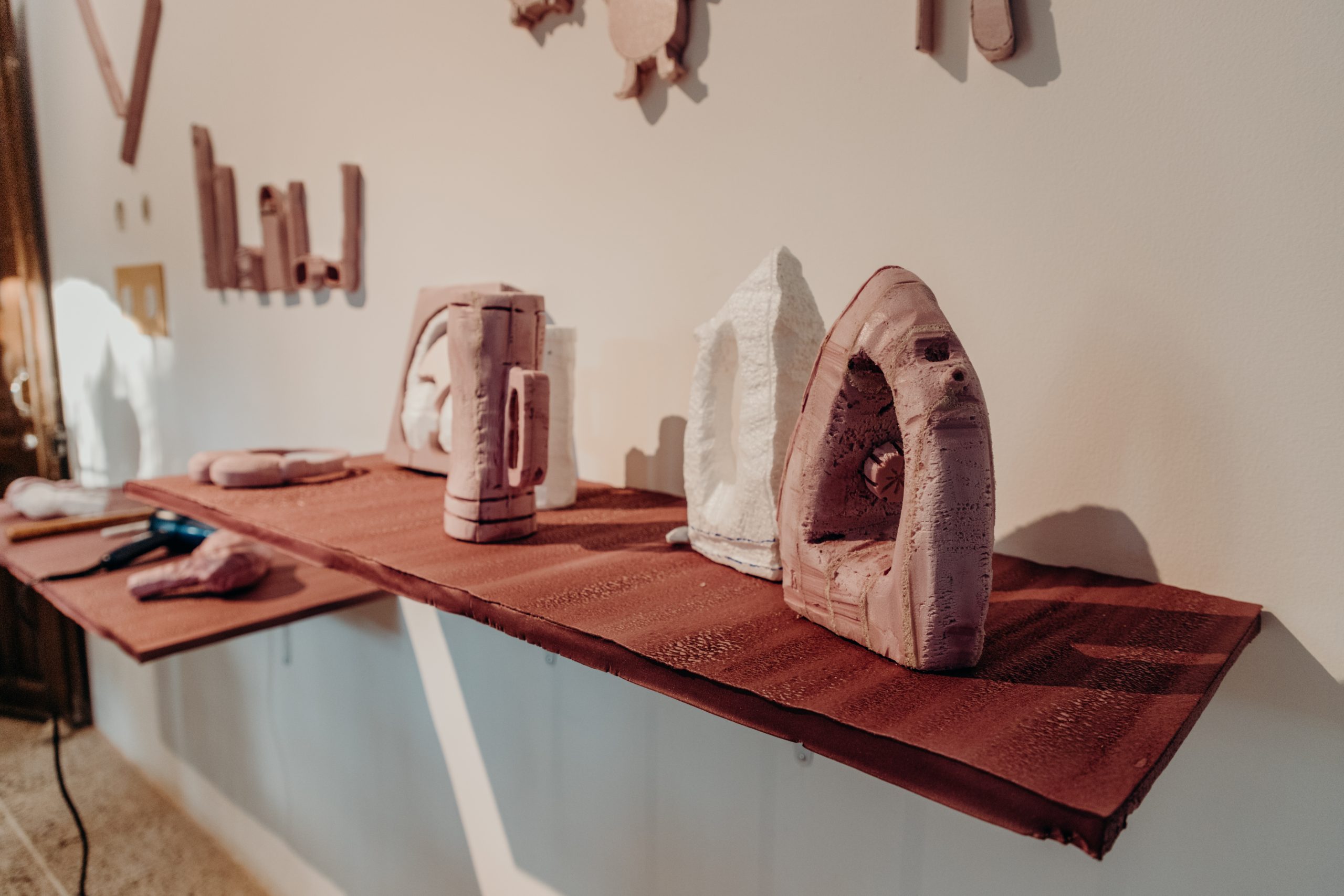 Exhiben resultados finales del taller “Tallando objetos con objetos”