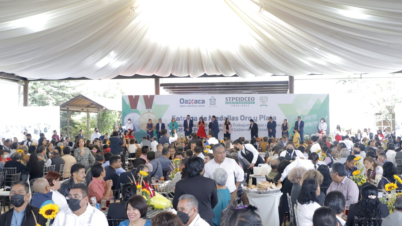 Gobierno de Oaxaca reconoce trayectoria de empleados; entrega medallas de oro y plata