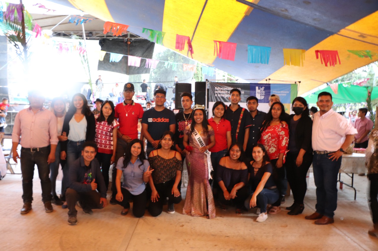 Fortalecen jóvenes universitarios vínculos de comercialización con productores de mezcal de la región de la Sierra Sur