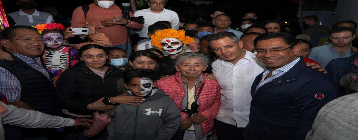 Junto a familias oaxaqueñas, disfruta Alejandro Murat de la tradicional celebración de Día de Muertos