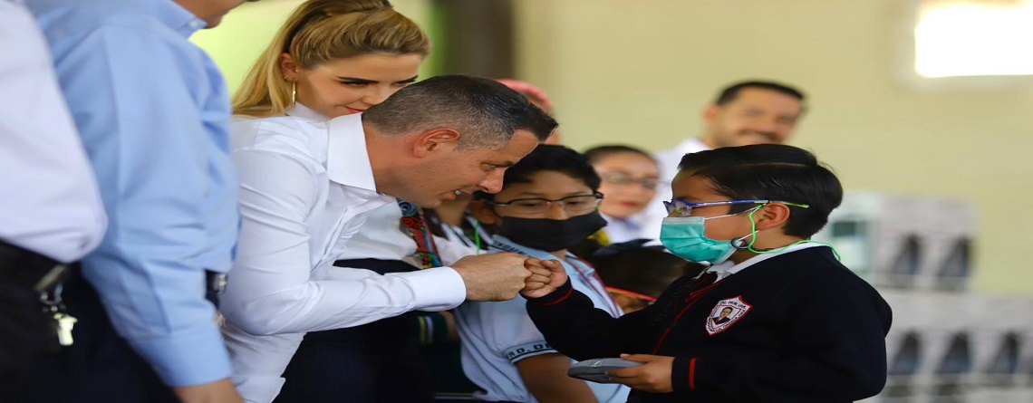 Entrega Alejandro Murat e Ivette Morán de Muratmobiliario, equipo escolar y lentes del Programa “Ver Bien para Aprender Mejor”