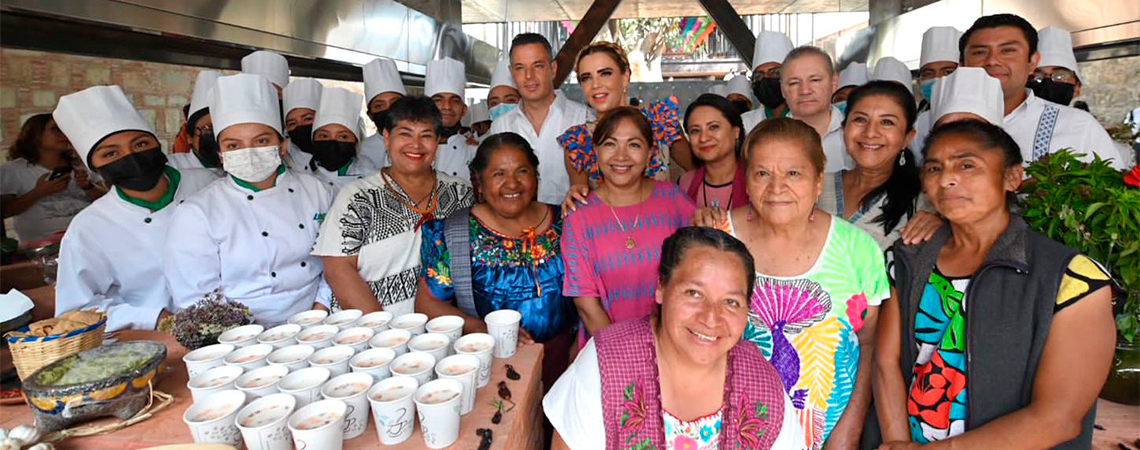 Alejandro Murat Hinojosa e Ivette Morán de Murat entregan Escuela de Gastronomía de la UTVCO