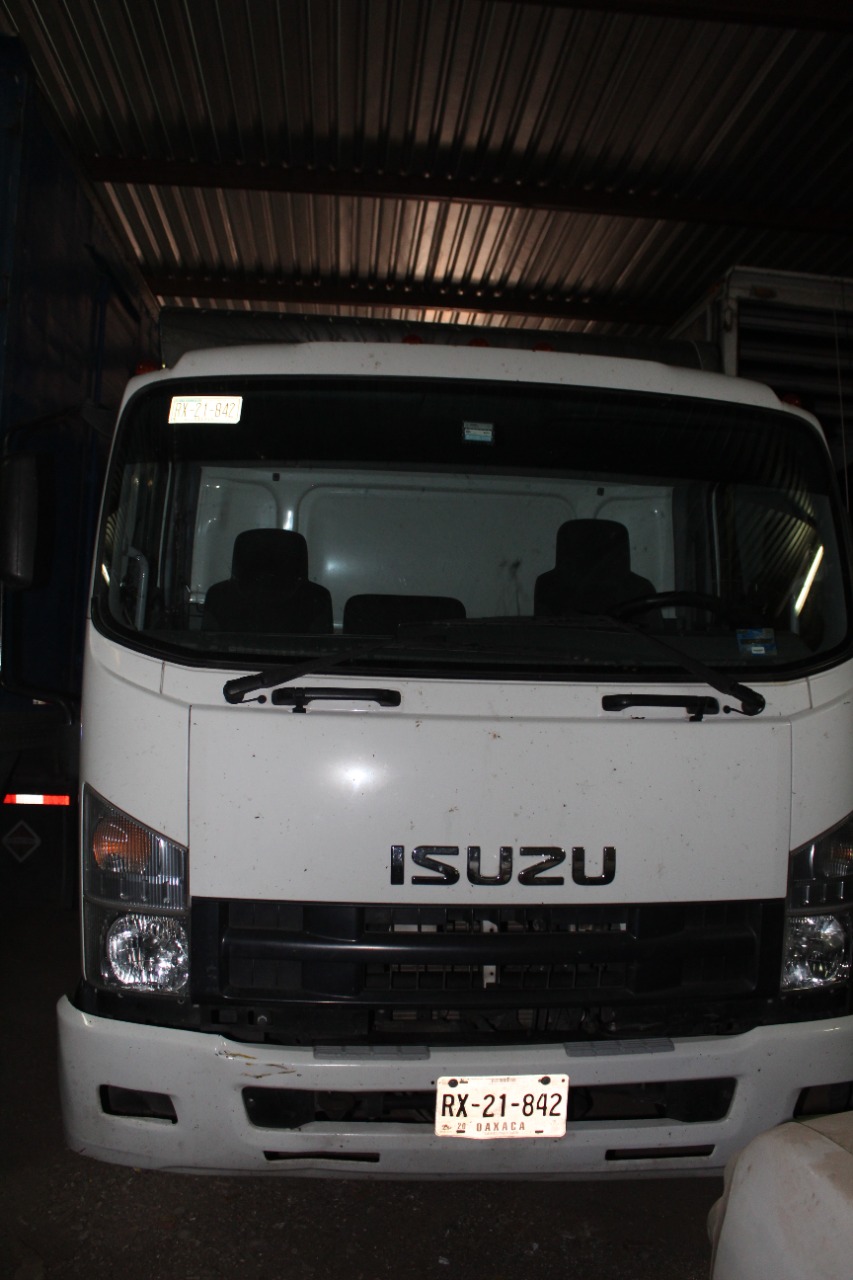 Fiscalía de Oaxaca coordina y ejecuta cateo en Huajuapan de León; asegura vehículo usado para transportar mercancía robada