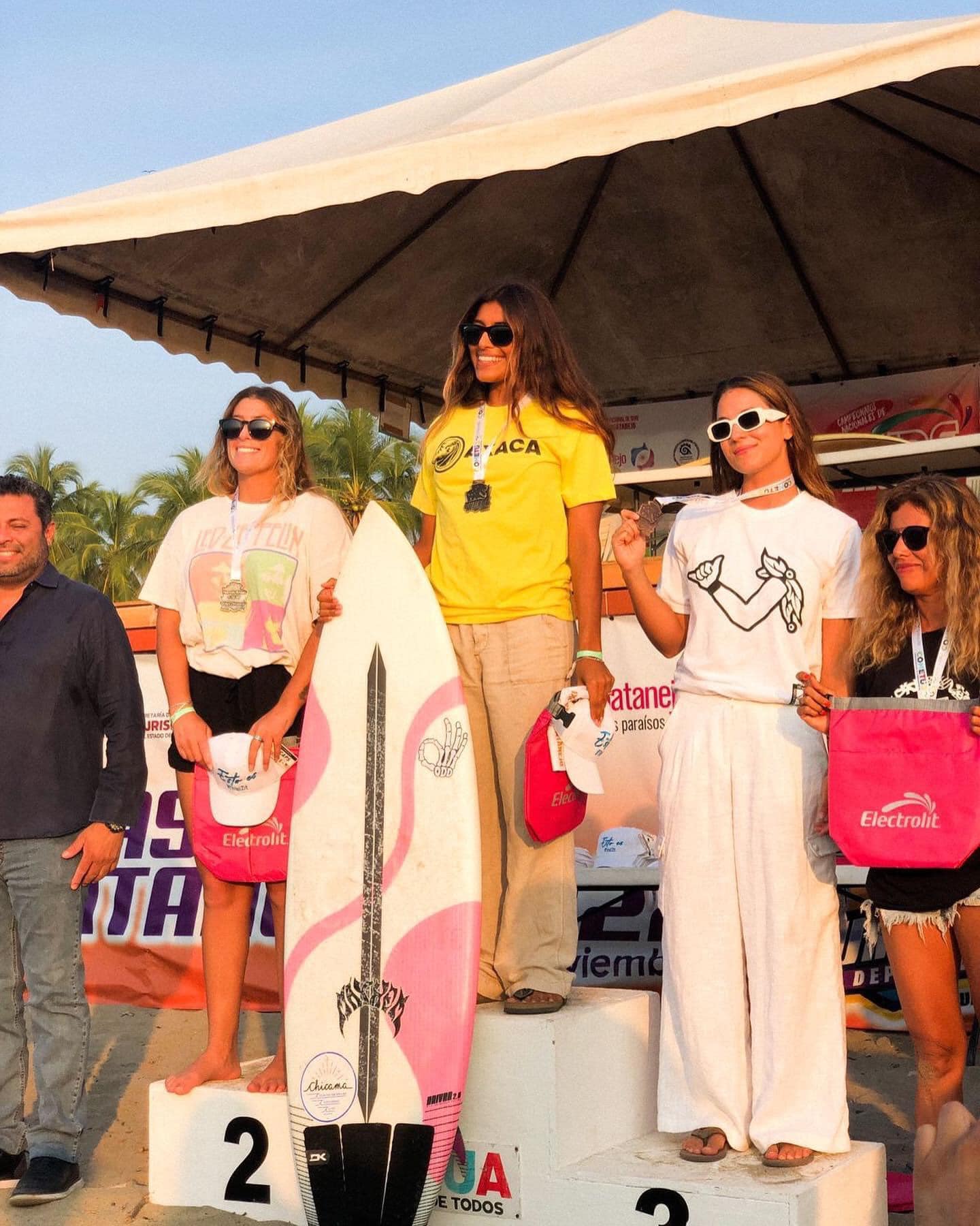 Surfistas oaxaqueños brillan en Campeonatos Nacionales de la especialidad que se realizaron en Ixtapa