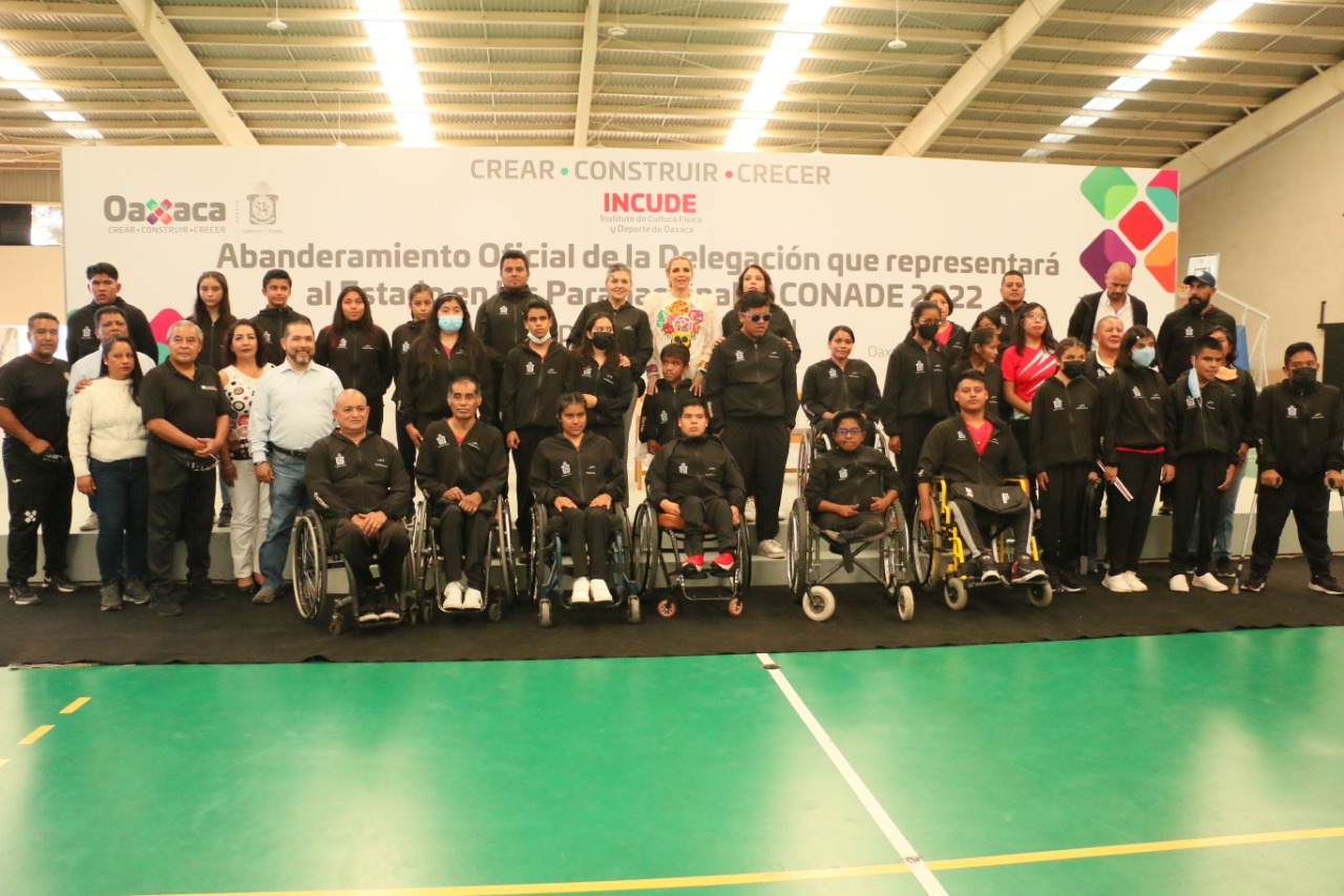 Paradeportistas son abanderados por la presidenta del DIF Oaxaca Ivette Morán de Murat