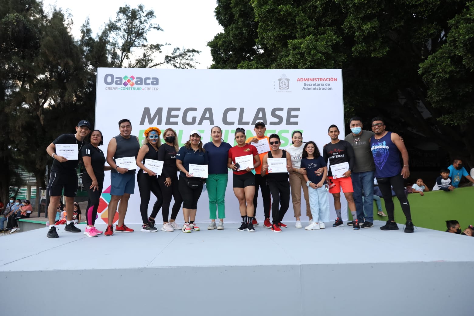 Disfrutan familias de Mega Clase Fitness en el Polideportivo
