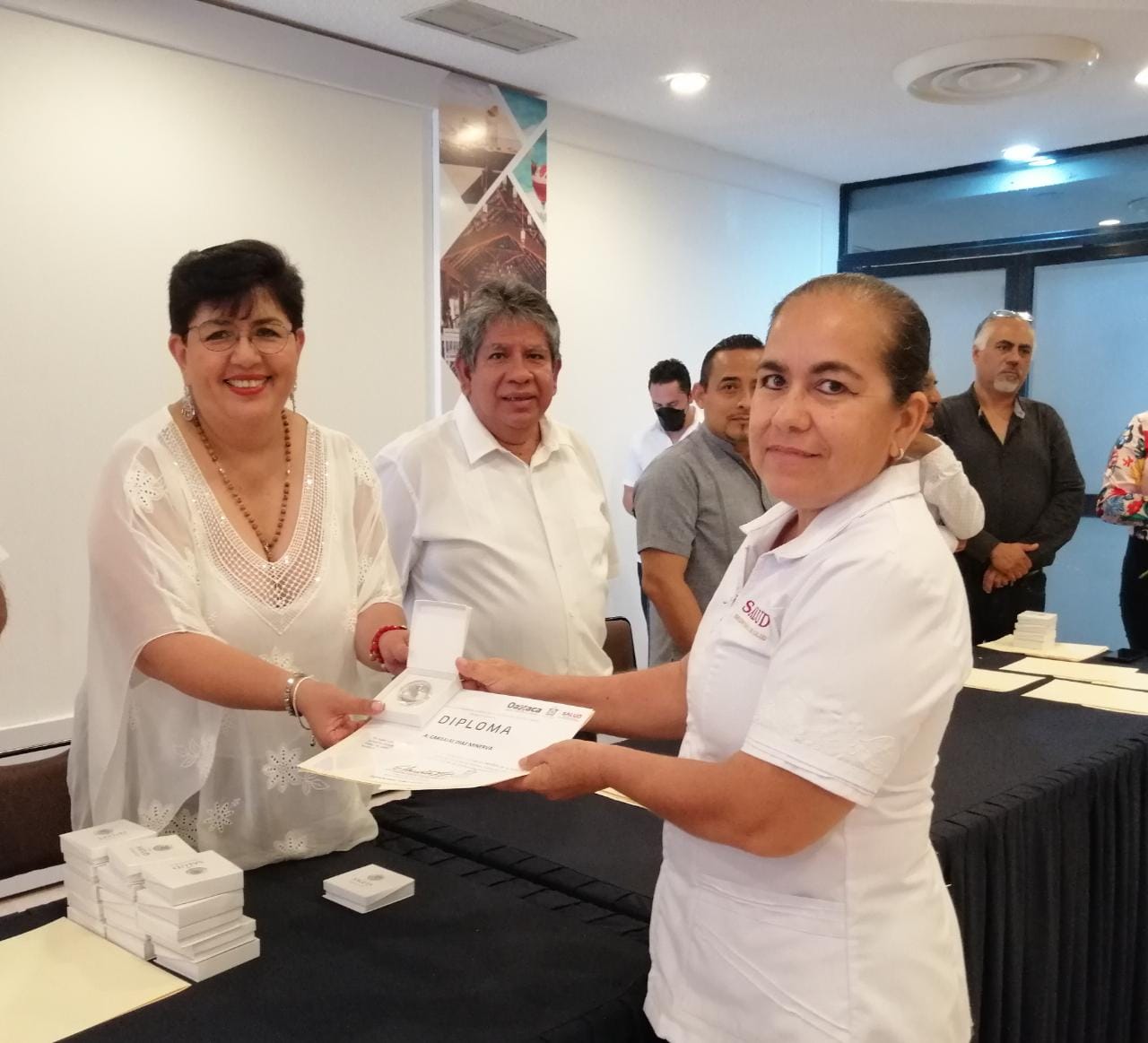 Reconocen los SSO a trabajadores de la salud por antigüedad y desempeño