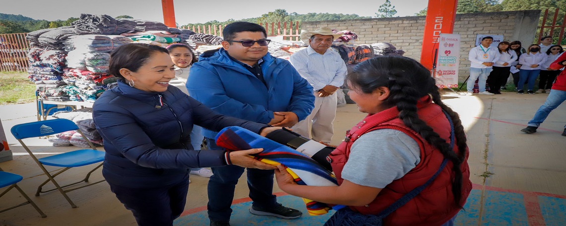Habitantes de la Mixteca reciben prendas abrigadoras para enfrentar las bajas temperaturas del invierno
