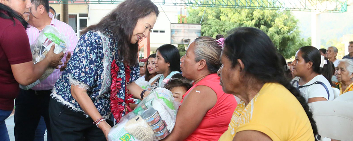 Familias de la Costa reciben dotaciones alimentarias por parte del DIF Oaxaca