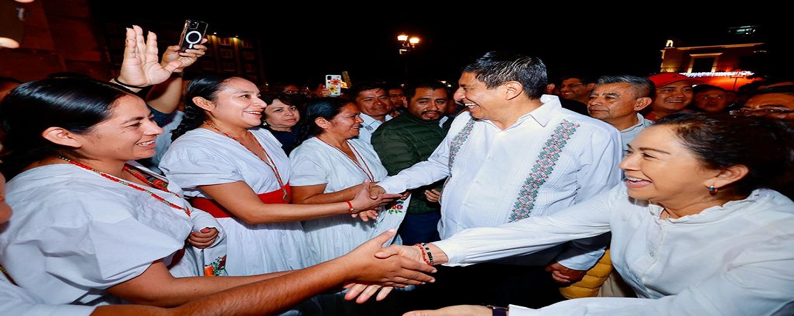 Enciende Salomón Jara “Árbol de la Regeneración de la Esperanza” en el Zócalo de Oaxaca