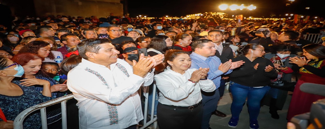 Con el encendido del “Árbol de la Regeneración de la Esperanza”, las familias oaxaqueñas viven el espíritu navideño