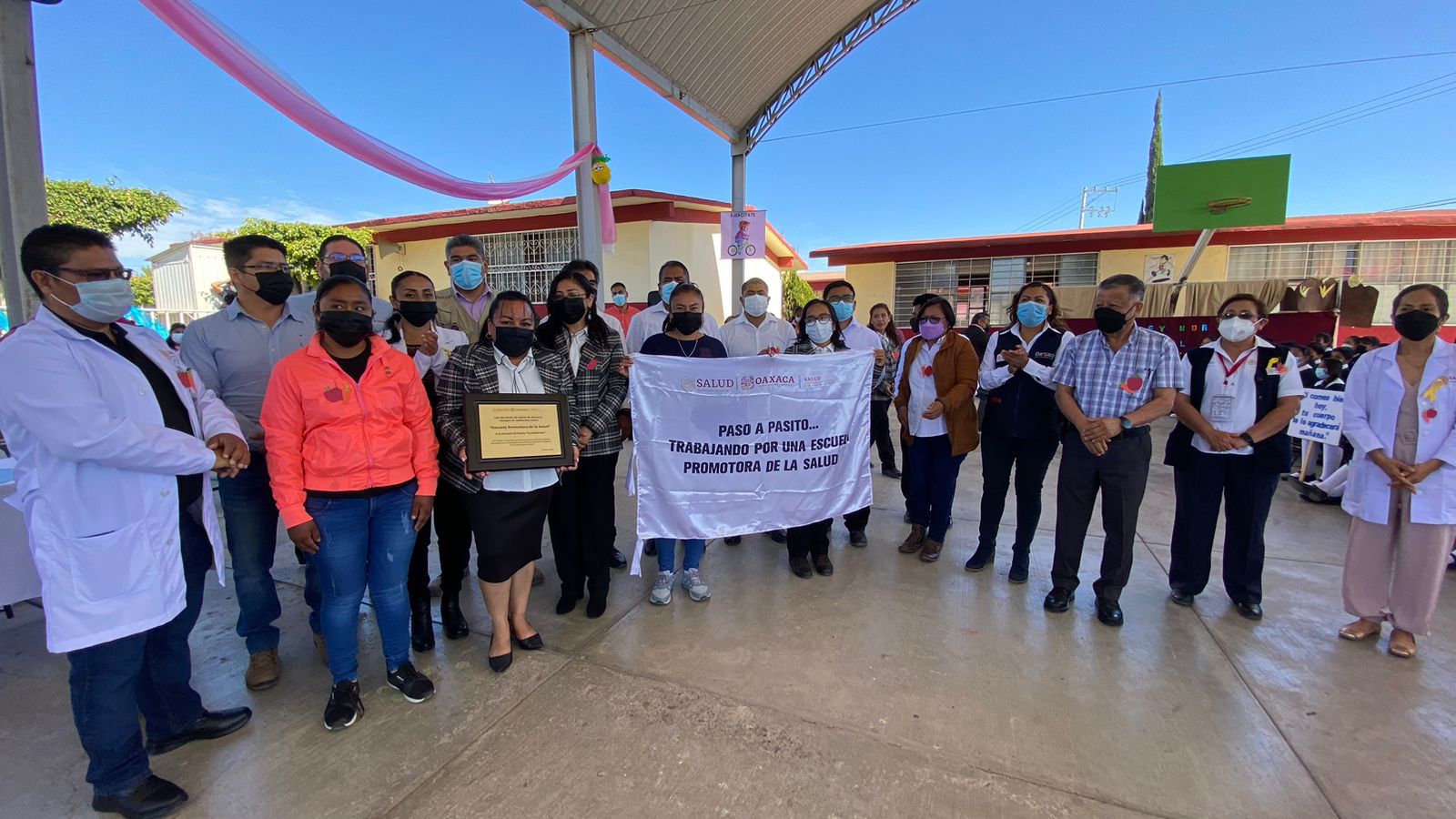 Entregan SSO “Banderas Blancas” a dos escuelas promotoras de la salud  en la Mixteca