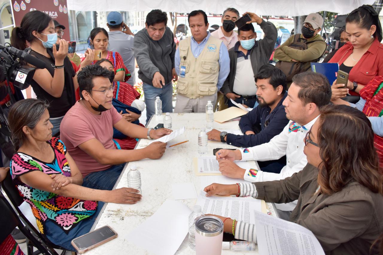 Entabla Gobierno de Oaxaca mesa de diálogo con ciudadanos Triquis manifestados en Palacio de Gobierno