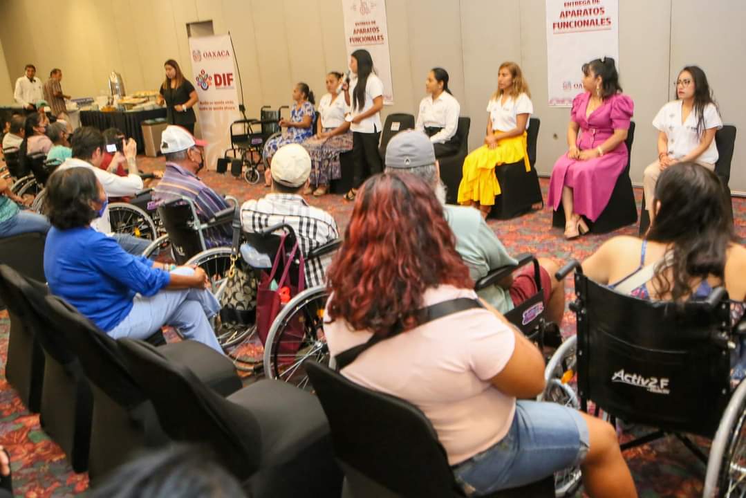 Reciben habitantes de la Costa aparatos funcionales por parte del DIF Oaxaca
