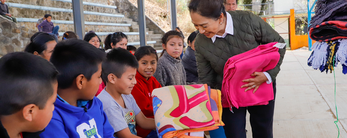 Continúa la entrega de ropa abrigadora en comunidades de Oaxaca: DIF estatal