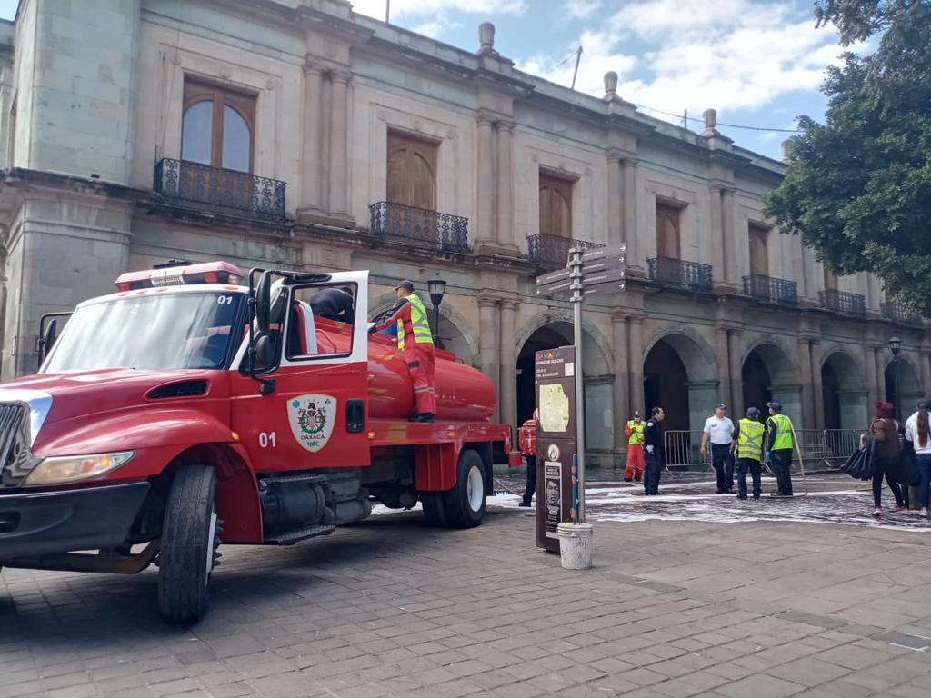 Disfrutan oaxaqueños y turistas del esplendor del Zócalo Capitalino
