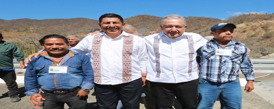 Constata el Presidente Andrés Manuel López Obrador junto al Gobernador Salomón Jara Cruz, avances en la construcción de la autopista Mitla-Tehuantepec