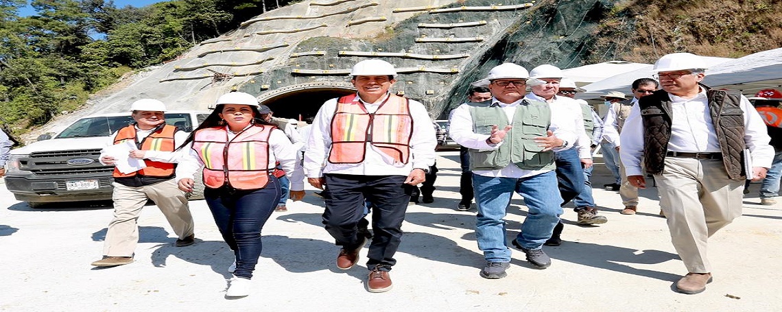 Supervisa Gobernador Salomón Jara obras de tramo carretero Barranca Larga- Ventanilla, de la autopista Oaxaca-Costa