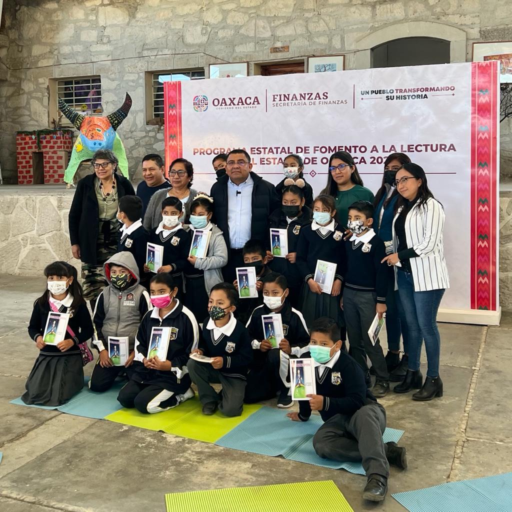 Realiza Gobierno del Estado Círculo de Lectura entre escolares de San Pablo Huitzo