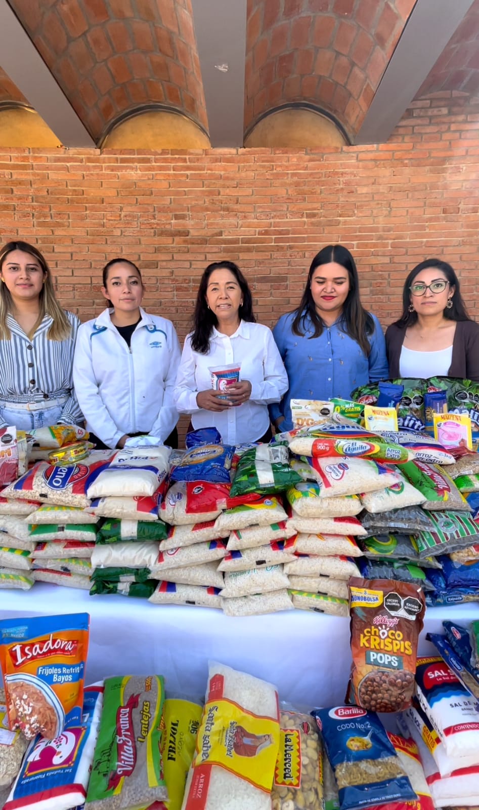 Entrega Irma Bolaños alimentos de la canasta básica a casas hogar del Sistema DIF