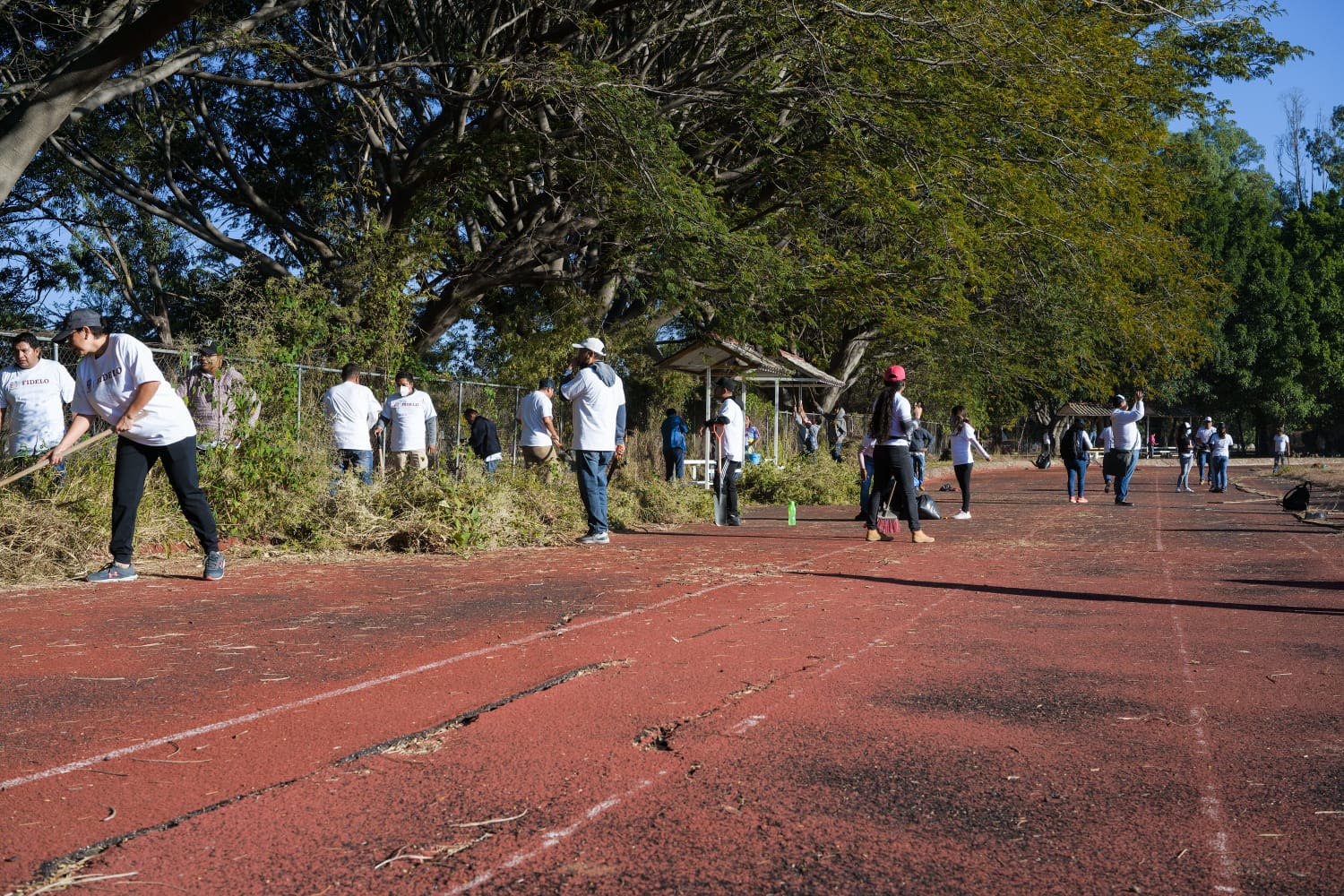 Más de 500 personas aportan su trabajo solidario para mejorar la Unidad Deportiva del Tequio