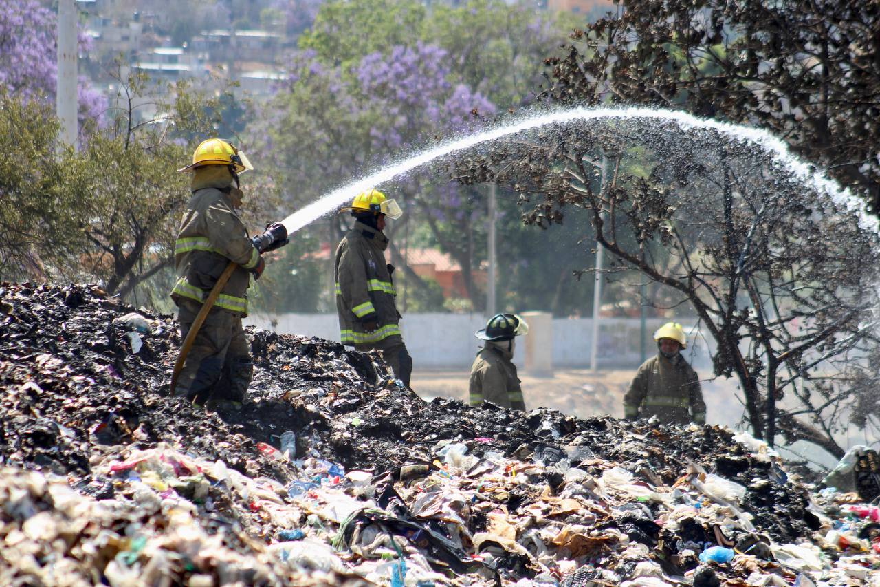 Bomberos y Policía Estatal sofocan incendio en inmediaciones de la Central de Abasto