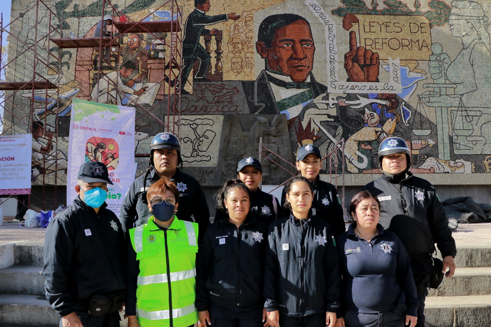 Con trabajo comunitario limpian el Monumento a Juárez