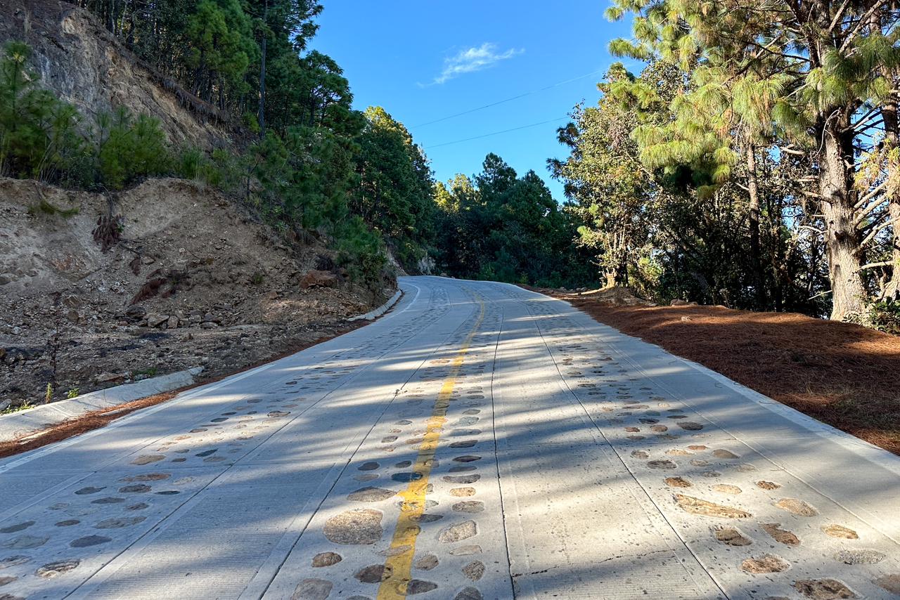 La construcción y dignificación de los caminos en Oaxaca siguen su marcha