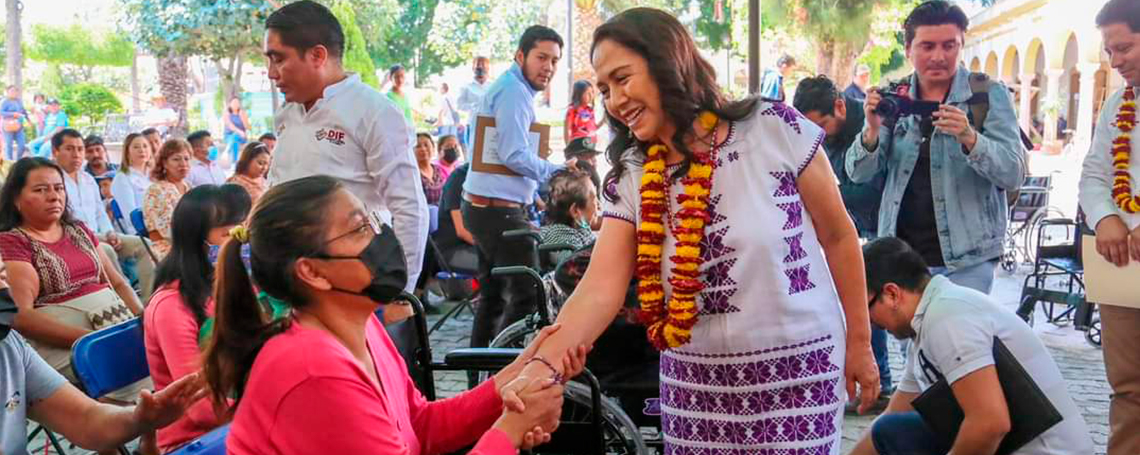  Encabeza Irma Bolaños entrega de 49 aparatos funcionales en Tlacolula de Matamoros