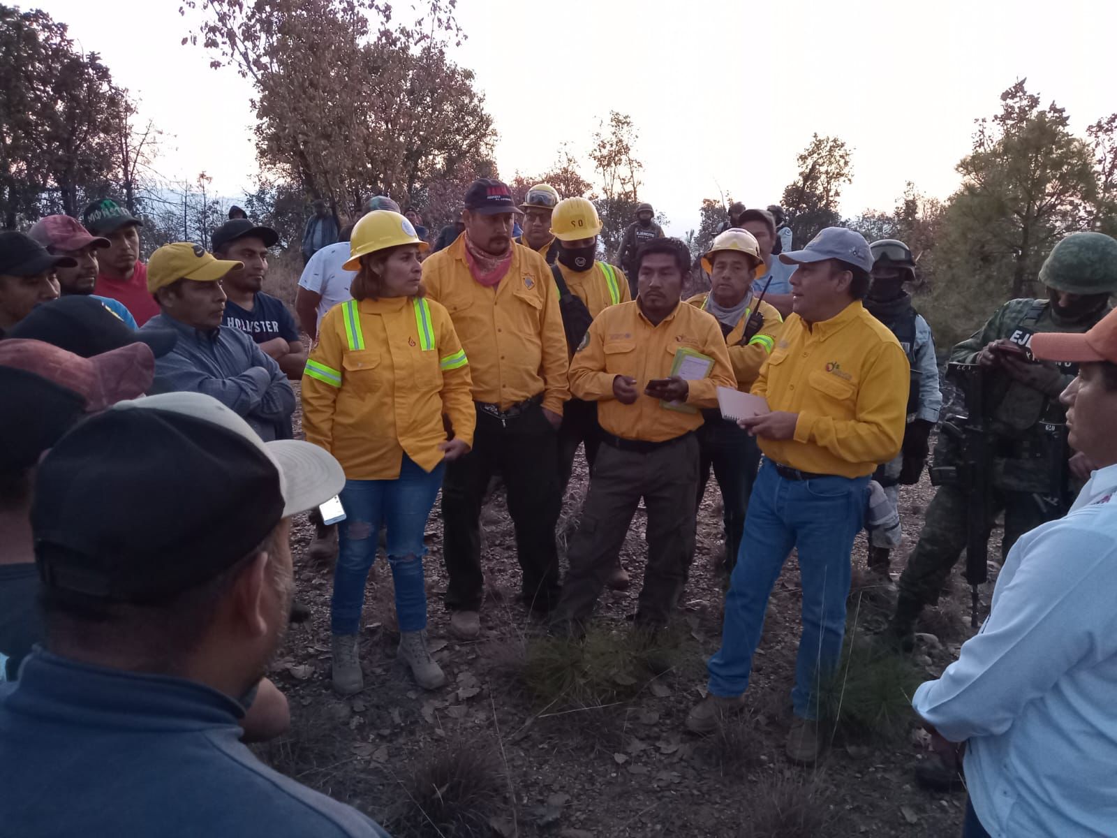 Combatientes logran controlar un frente del incendio forestal en San Juan Mixtepec