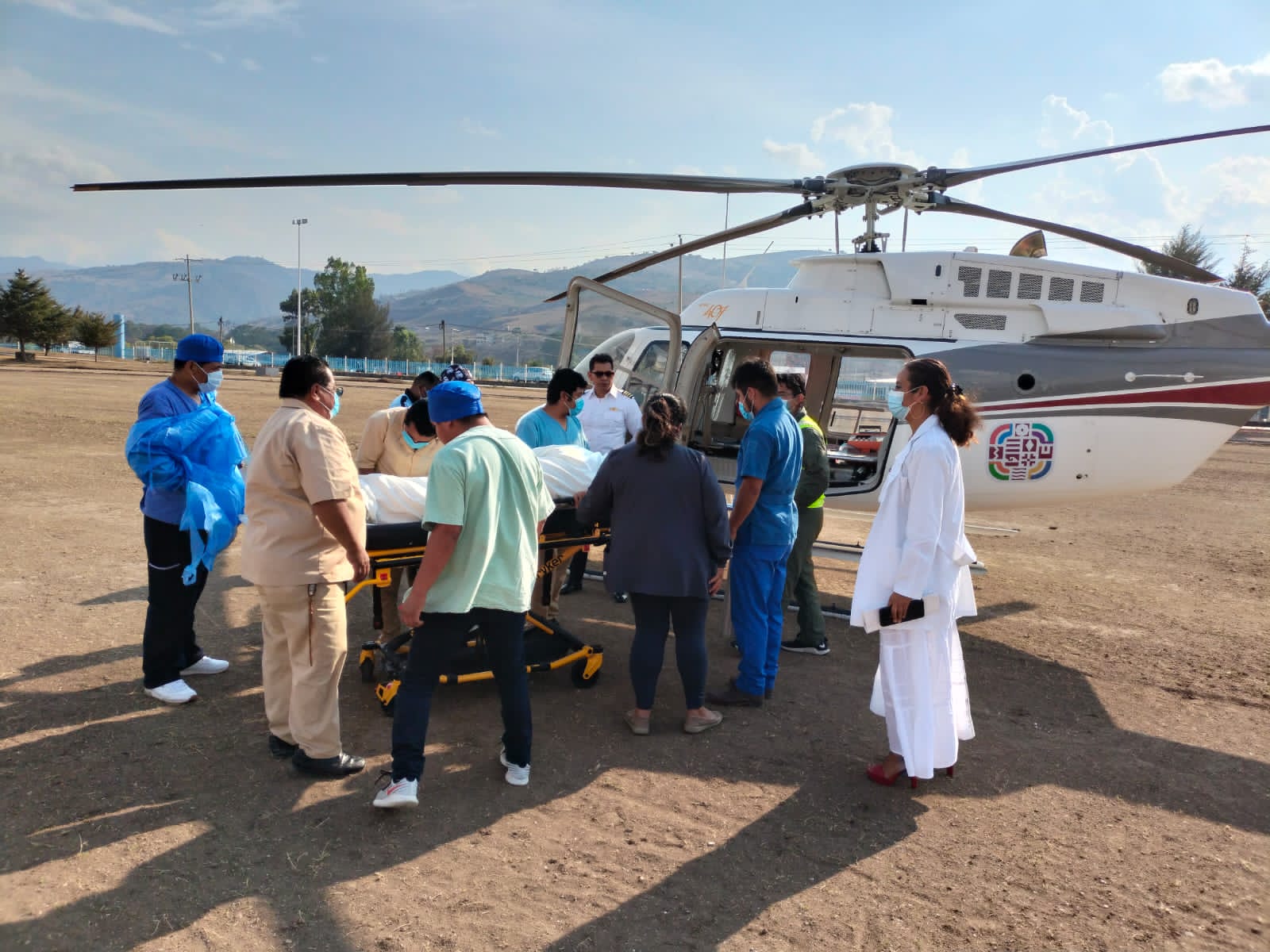 Trasladan vía aérea a mujer con complicaciones posparto