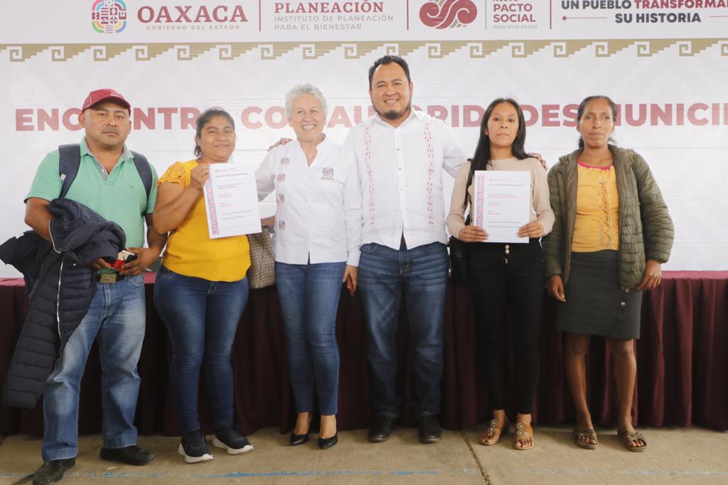 Entrega IEEPO claves a dos centros escolares de la Sierra Sur