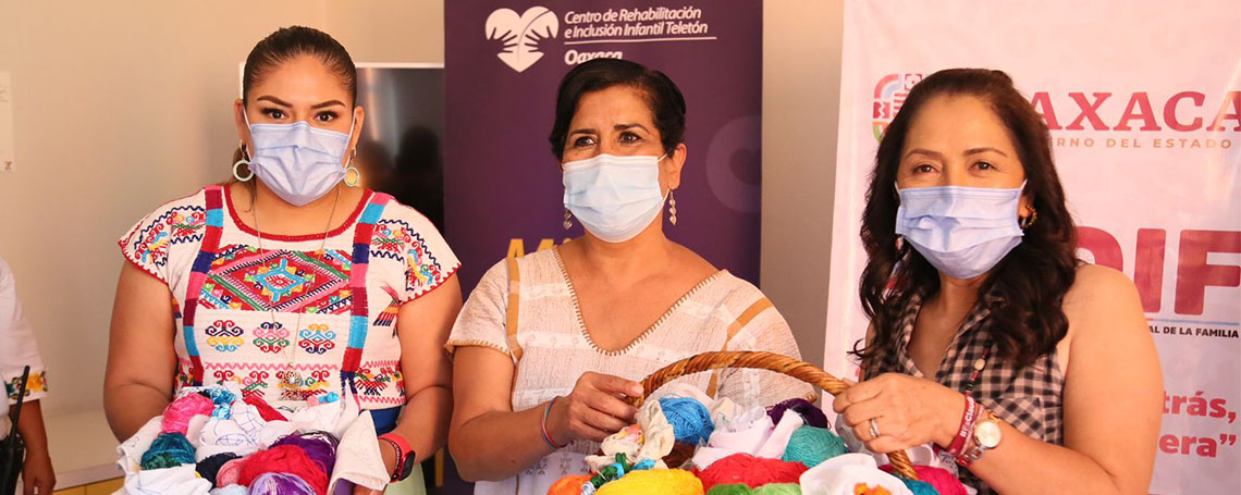 Entregan DIF Estatal y Beneficencia Pública sillas de ruedas para niñas y niños que acuden al CRIT Oaxaca.