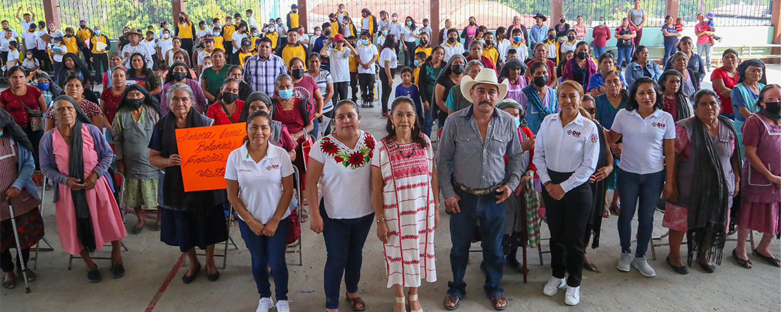Habitantes de San Ildefonso Amatlán reciben dotaciones alimentarias.