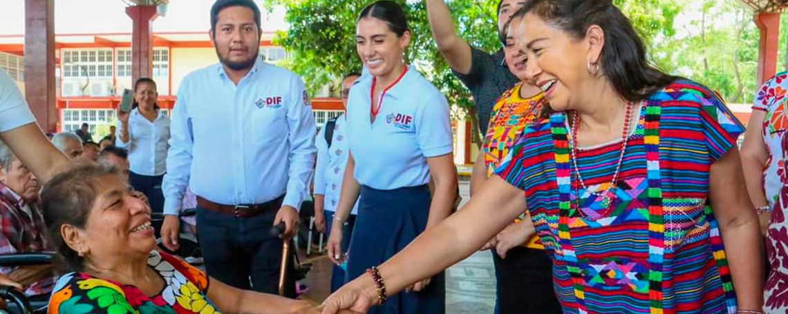 Entrega Irma Bolaños 251 aparatos funcionales en la Cuenca del Papaloapan