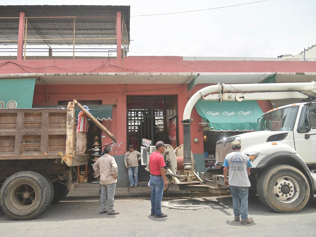 Desazolva Soapa el drenaje del mercado 20 de Noviembre