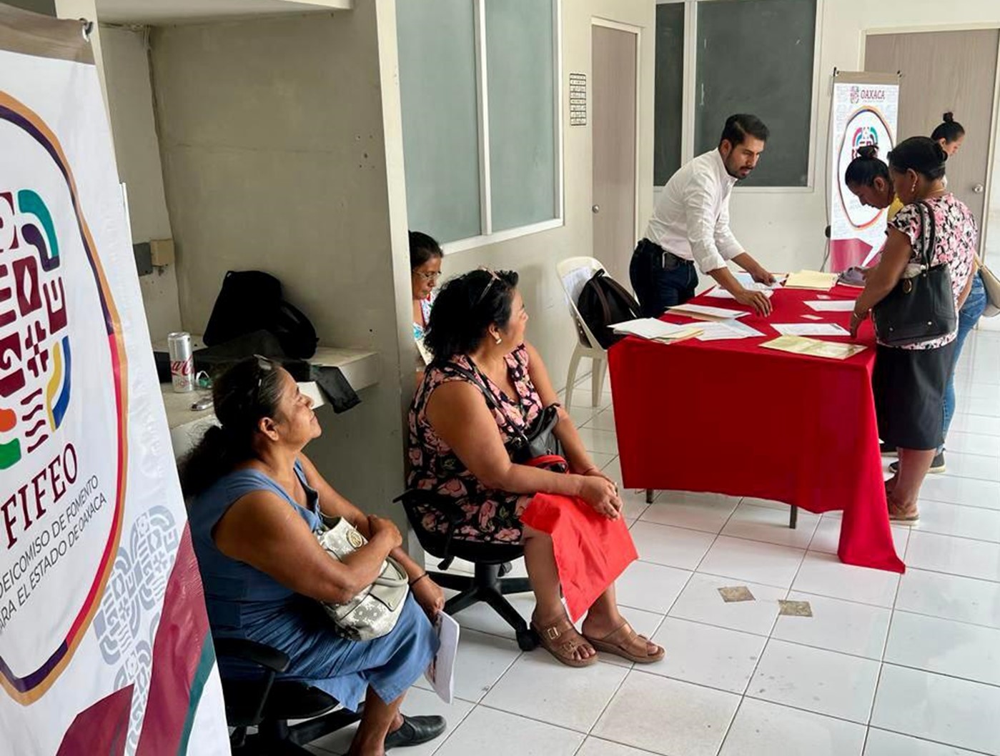 Otorgan créditos a micro, pequeñas y medianas empresas de San Juan Cotzocón