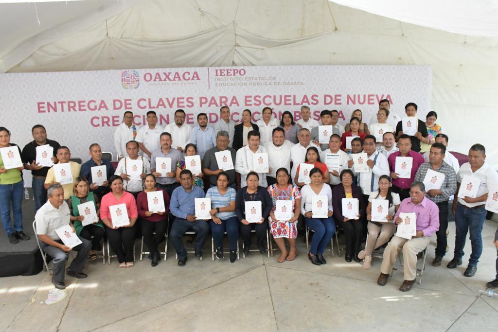 Entrega IEEPO 32 claves a centros educativos de la entidad